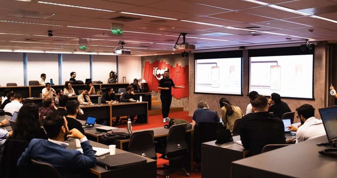 Asky pitching at the Fogo Alto pitch day, hosted at iFood in São Paulo