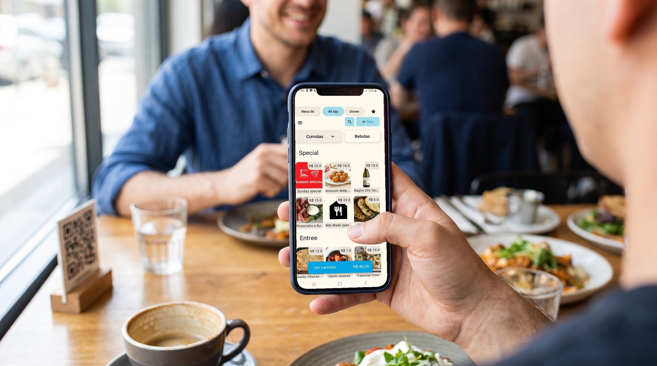 Um cliente pedindo pelo cardápio Asky no próprio celular na mesa